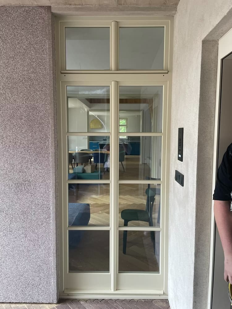 Produkt okna se skutečným vykuovým sklem společnosti Repliky Oken 